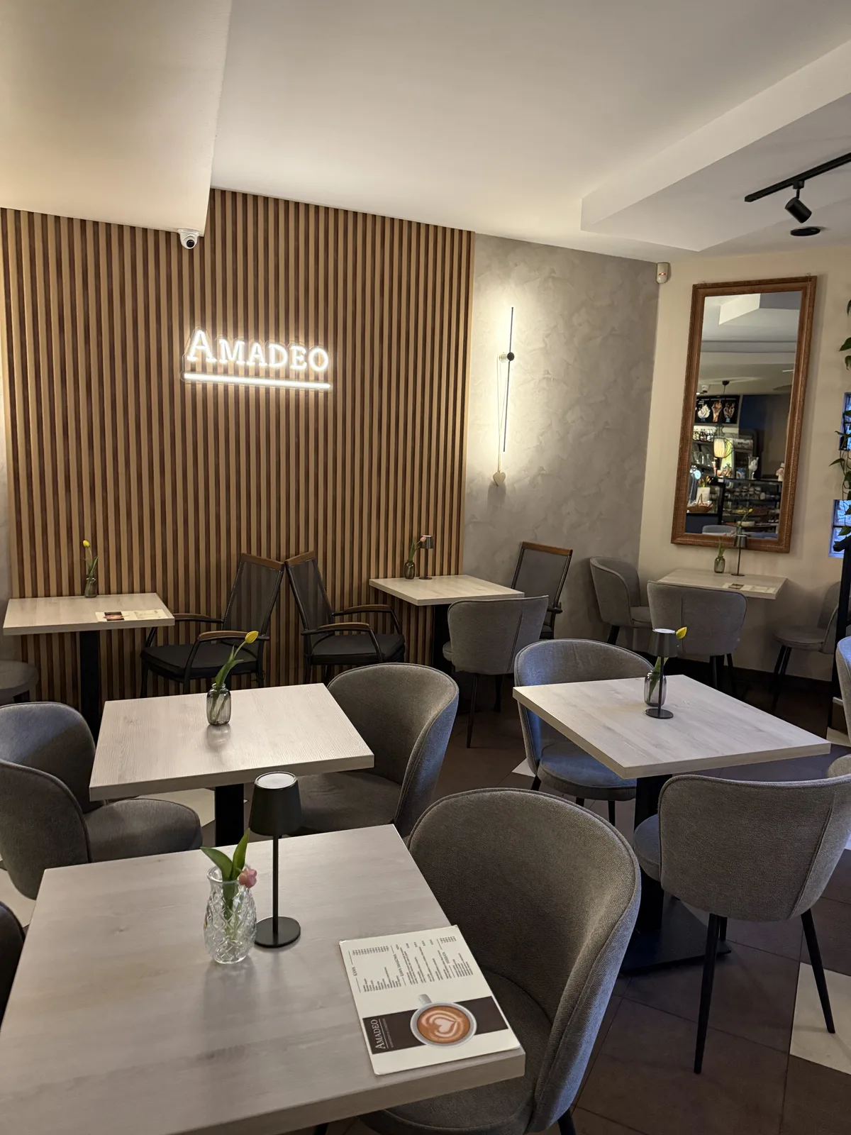 Wnętrze kawiarni Amadeo — sala główna